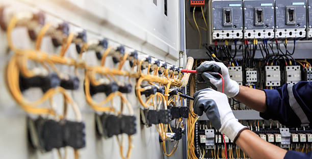 Professional Electrician technician working in Le Roy, IL